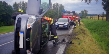 Auto ve kterém cestovala rodina s dětmi skončilo na boku