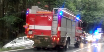 Řidička vezoucí dítě havarovala u Plas do lesa