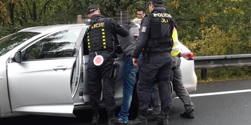 Opilý řidič opakovaně najížděl do vozu psovoda