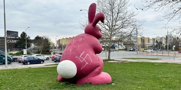 Na růžovém králíkovi se opět objevila svastika