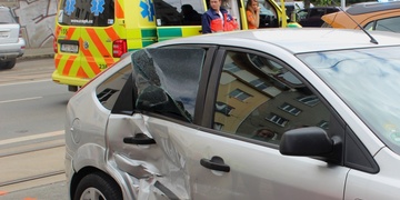 Opilý řidič nedal přednost tramvaji