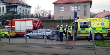 Student spěchající do školy srazil chodkyni