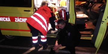 Opilec v sanitce udeřil záchranářku pěstí