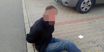 Jeden cestoval na Slovensko tramvají, druhý napadal strážného