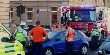 Jedno z vozidel skončilo po střetu až na chodníku