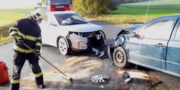 Při střetu tří aut byly zraněny dvě ženy