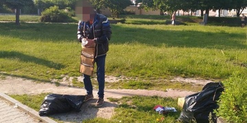 Muž pojídal odpadky