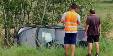 Po střetu dvou aut skončila mladá řidička v příkopu