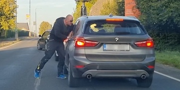 Agresivní muž psychicky neustál předjetí a zbil druhého řidiče