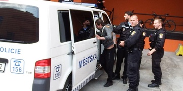 S 1,6 promile řídil, s 3,7 útočil lahví a se 4 usnul