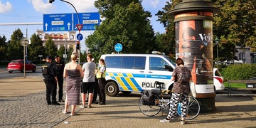 Cyklistu jedoucího na červenou srazilo auto