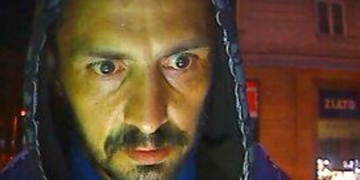 Poznáte muže na fotografii?