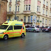 Dívka v Plzni vběhla přímo před auto