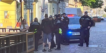 Hysterické volání ženy o pomoc způsobilo pozdvižení v centru Plzně