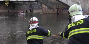 Osoba skočila z mostu s úmyslem se zabít