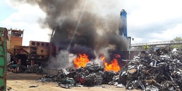 Dnes v Plzni hořel odpad v kovošrotu a včera v bytě