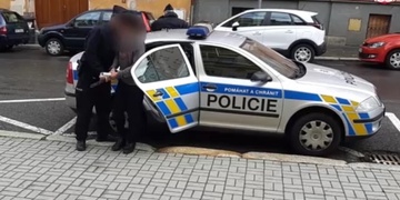 Mladý cizinec ukopal seniora v obchodním domě