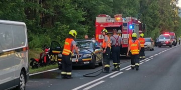 Motocyklista vjel do skupinky dětí, jedno z nich zemřelo na místě