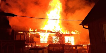 Při nočním požáru uhořel člověk