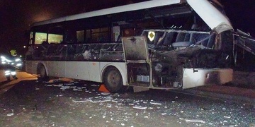 Náklaďák otevřel autobus jako konzervu