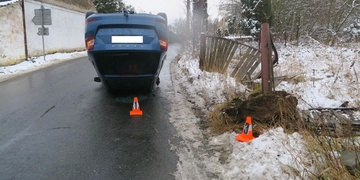 Po nárazu do plotu se auto převrátilo