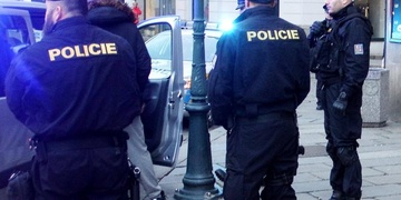 Cizinec napadl pokladní, násilně vnikl do věže a nakonec ho museli dolů snést