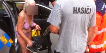 Krásná pomoc zoufalé stařence