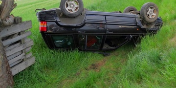 Třiasedmdesátiletý muž havaroval a obrátil vůz na střechu