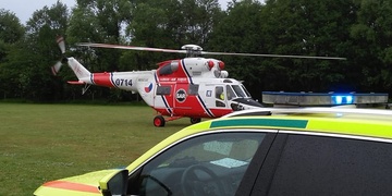 Couvající auto srazilo a velice vážně zranilo seniorku