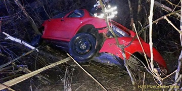 Řidič s autem vyletěl ze silnice