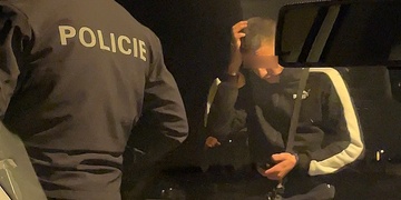 Skupinu mládeže napadlo a zbilo několik cizinců