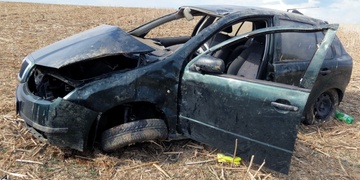 S autem se mladík kutálel po poli