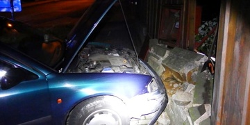 Řidič usnul a autem prorazil zeď