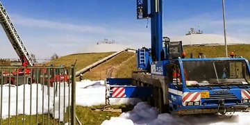 Pěna s benzínem znečistila potok