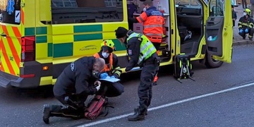 Čtrnáctiletou školačku srazilo auto na přechodu