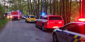 Auto se čtyřmi mladými lidmi narazilo do stromu