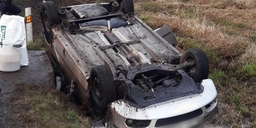 Auto se ženou a dítětem zůstalo převrácené v potoce