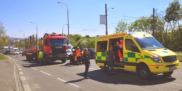 Nákladní vůz hrnul osobní auto před sebou