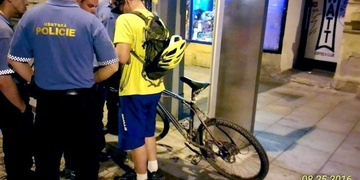 Opilému cyklistovi sebrali kolo a cyklista skončil na záchytce