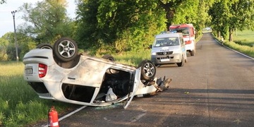 Řidič nezvládl řízení a narazil do stromu