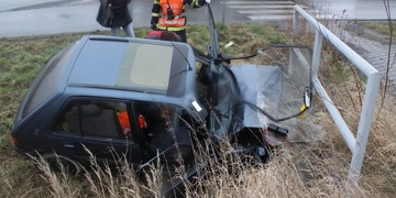 Dopravní nehoda ve Štěnovicích, čtyři zranění mladí lidé, přistává helikoptéra