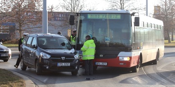 Řidič vjel autobusu přímo do cesty