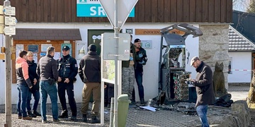 Muži, kteří vyhodili do vzduchu bankomat v Srní, byli vzati do vazby