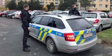 Pachatel vláčel ženu po schodech, ta zoufale křičela o pomoc, ala tašku s penězi nepustila