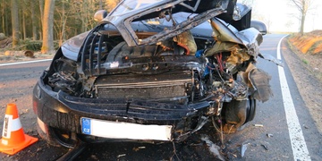 Vyjel ze silnice a vletěl do složeného dřeva