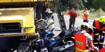 Motocykl se doslova zasekl pod kombajnem