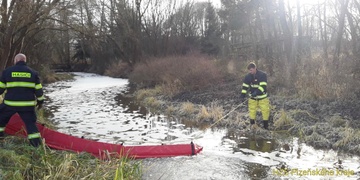 Do potoka unikla neznámá látka