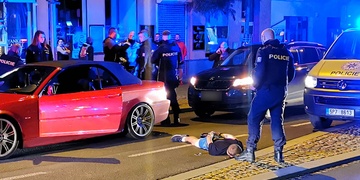 Policejní zátarasy, namířené zbraně a zatýkání v centru Plzně