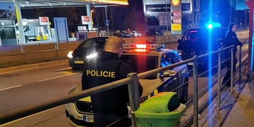 Na zastávce Pod Záhorskem zbili muže teleskopickým obuškem