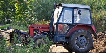Recidivisté ukradli traktor a schovali si ho v lese